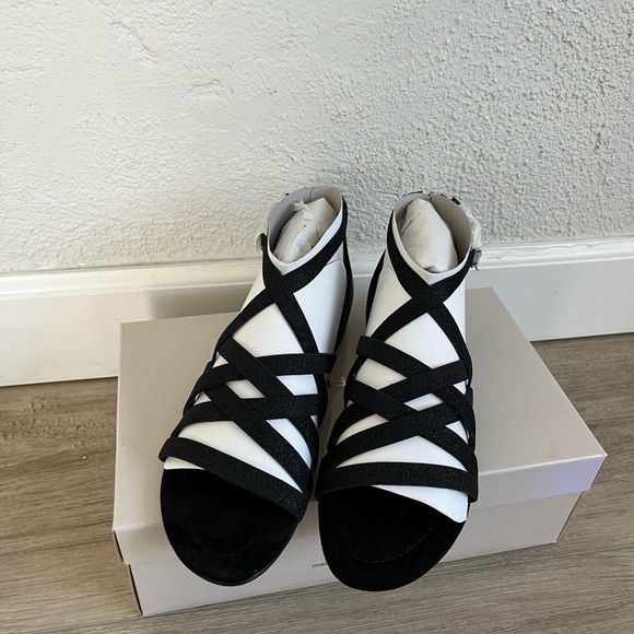 MARC Fisher Strappy Sandal Black, Size 7 - Picture 2 of 5